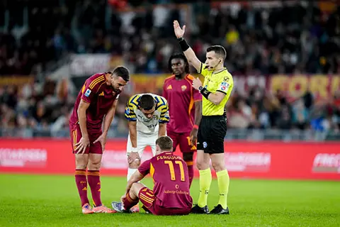 موقفه من لقاء ميلان.. تقارير: ضربة موجعة لروما بعد إصابة فيرجسون